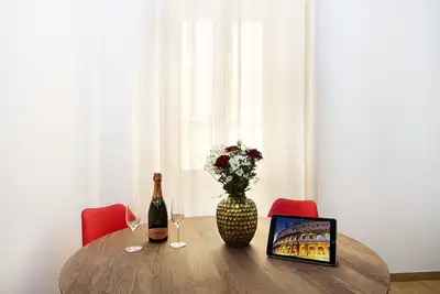 Image de Coeur du carrefour de la ville de attractions historiques et des rues commerçantes