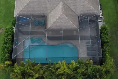 Image de Détendez-vous et séjournez dans une maison de 3 chambres, 2 salles de bains et une piscine d'eau salée chauffée