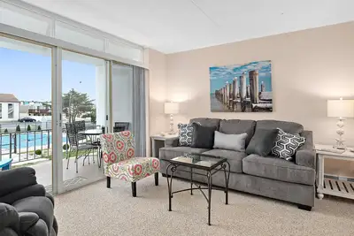 Image de Mise à jour en 2019 - Unité 1 Br 1 Ba avec piscine et proche du trottoir
