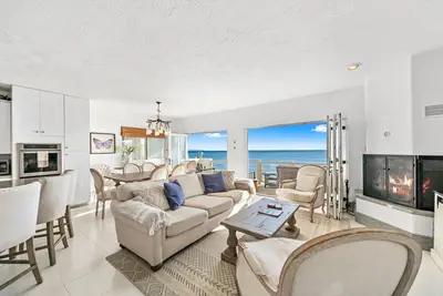 Image de Nouveau! Maison Malibu en bord de mer avec 3 terrasses et patio!