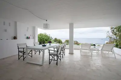 Image de Sunset House à Anavissos au Mavro Lithari • 150 m de la plage avec vue sur la mer.