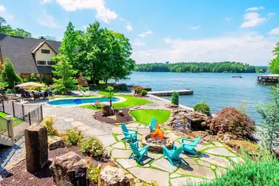 Image de Maison neuve de luxe avec 5 chambres et maison sur le lac! Vue sur le lac depuis chaque chambre. Piscine privée