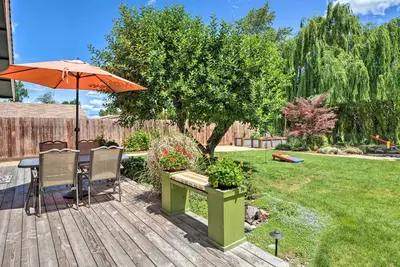 Image de Nouveau! Retraite familiale centrale de Medford avec une grande cour!