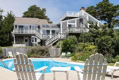 Image de 5 Br \/ 4 salles de bain w \/ piscine chauffée. 2 miles à Nauset Beach