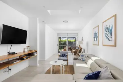 Image de La nouvelle villa familiale moderne et lumineuse, près des chiens de plage, est également la bienvenue. Wifi gratuit + Netflix