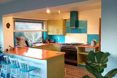 Image de Maison individuelle spacieuse, jardin de bonne taille, allée privée située à Bude.