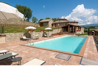 Image de un charmant petit village, récemment rénové et situé sur une colline dans un grand parc privé entièr