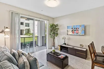 Image de Premier étage 2bd / 2ba Condo pratique situé à Vista Cay!