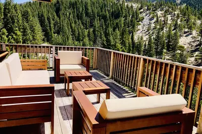 Image de Vues spectaculaires sur Diamond Peak Ski & Trails - Spacious & Modern Steps Away