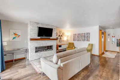 Image de Condo au premier étage avec accès à une piscine commune, un bain à remous, un sauna, une salle de jeux et une salle de sport