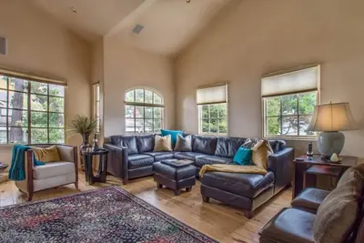 Image de Banyan - Carmel Downtown Condo - Condo moderne
