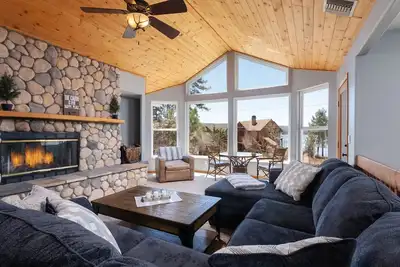 Image de Million $$ Vues panoramiques sur le lac! 10% de réduction sur les réservations de septembre / octobre et semaine complète!