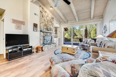 Image de Belle maison de ville à Sedona avec piscine commune, bain à remous, tennis et golf sur place