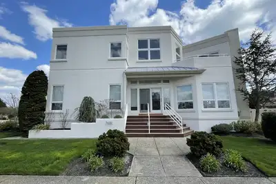Image de Deluxe Margate Beach Home avec Piscine, Jacuzzi et vue spectaculaire sur la baie - pour 18 personnes