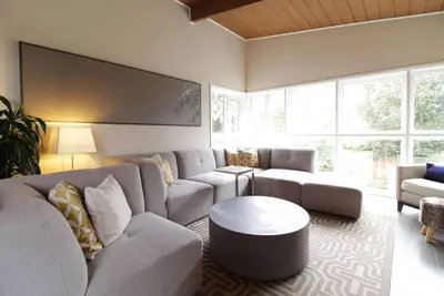 Image de MidCentury Stylish Home