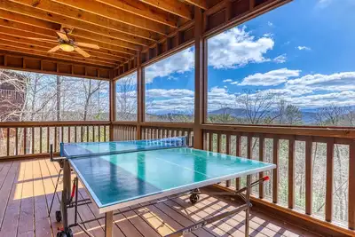 Image de Invitant cabine à flanc de colline avec bain à remous privé, cheminée, table de billard et ping-pong!