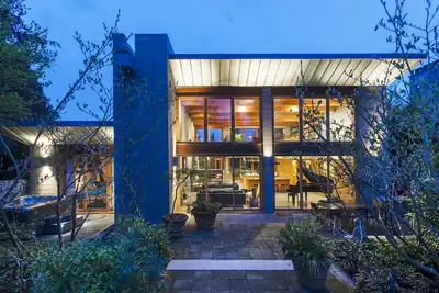Image de Oasis de vacances au coeur de Vancouver avec piscine privée