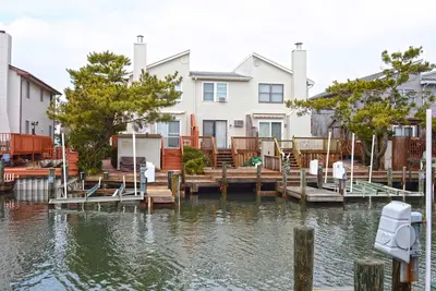 Image de Adorable maison de ville de 2 chambres sur canal avec WiFi gratuit et quai de bateau situé au centre-ville sur la baie!