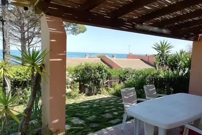 Vue d'ensemble Villetta à 80 m de la mer à Porto Corallo avec jardin clos