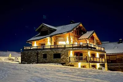 Image de Chalet classé 5* de 335m2, sur les pistes, piscine & cinéma