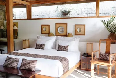 Image de Maison de bois accueillante dans le complexe de Canggu