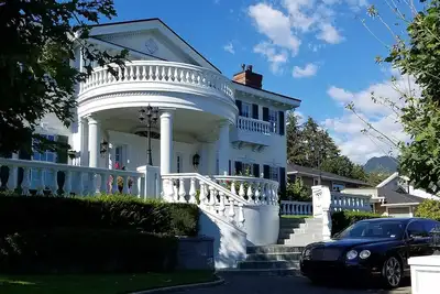Image de 8 000 pieds de magnificence \"hors des cartes\". Se trouve sur un lac privé.