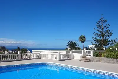 Joli Appartement De 2 Chambres Avec Une Vue Imprenable Sur La Mer