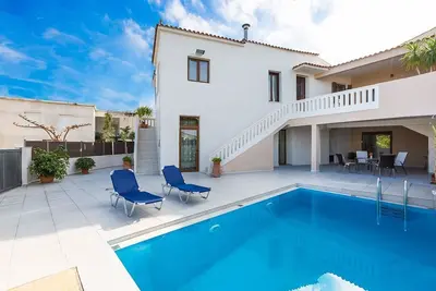 Image de Lefteris Villa avec piscine privée, à seulement 3 km de la plage.