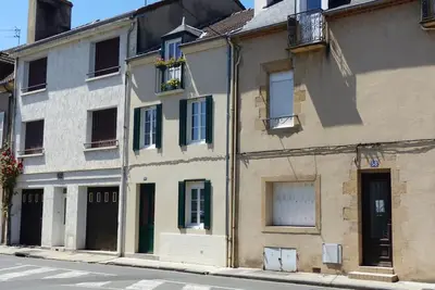 Image de Maison cosy à Moulins : proche centre, cour fleurie, vélos, WiFi et draps fournis
