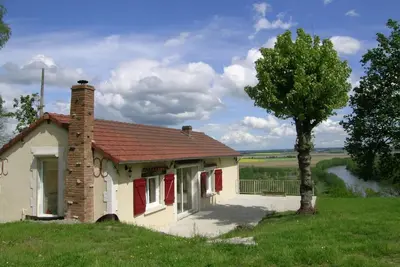 Image de Maison rénovée avec grand jardin, accès rivière, cheminée et tout confort à Monétay-sur-Allier