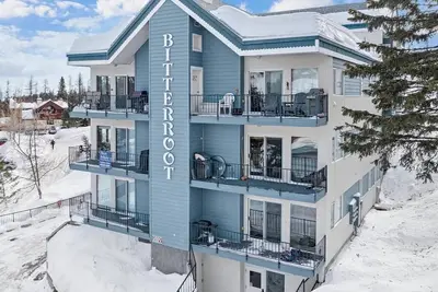 Image de Vues incroyables et spacieux condo près des activités de ski et d'été