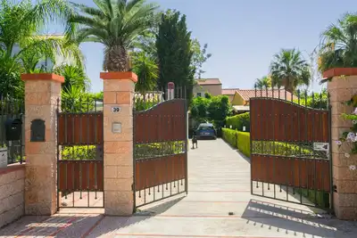 Image de Dépendance dans Villa à 7 km de Cefalù près de la mer avec jardin et services.