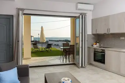Image de Appartement sur la promenade de la plage de Kokkinos Pirgos avec vue sur la mer