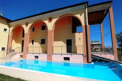Villa élégante dans un quartier calme avec piscine à débordement privée