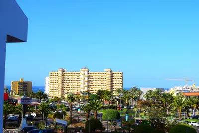 Image de Summerland ensoleillé, ap. avec vue sur la ville et l'océan