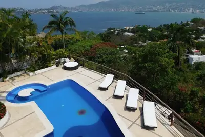 Belle maison à Las Brisas avec une double terrasse et vue sur l'océan.