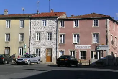 Image de Maison en pierres rénovée avec patio, proche Vichy, 3 chambres, Bbq, Tv, Wifi, animaux bienvenus.