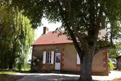 Image de Maison rénovée avec jardin, animaux acceptés, climatisation, parking