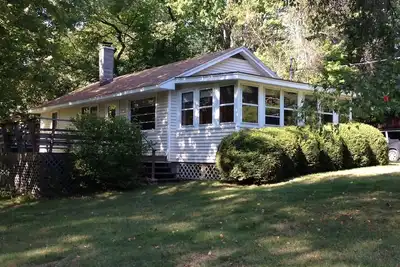 Image de Knotty Pine Cottage w / accès lac