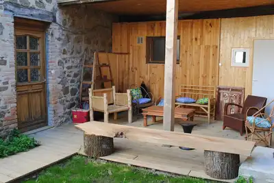 Image de Maison rénovée avec cours intérieure au bord du ruisseau de Limony