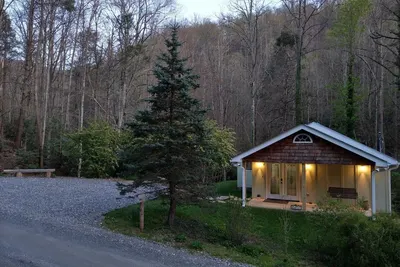 Image de Creekside Retreat: Cabine simple de luxe, spectaculaire! Sur la rivière, près de Weaverville, Asheville et plus encore!