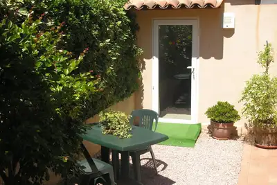 Image de Studio, à 100m de la plage, récent, dans cadre calme et verdoyant.