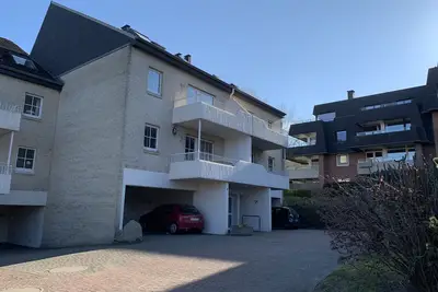 Image de 1 chambre, 1 cuisine, 1 salon, 1 salle de bain, 1 balcon avec vue sur le fjord et la plage