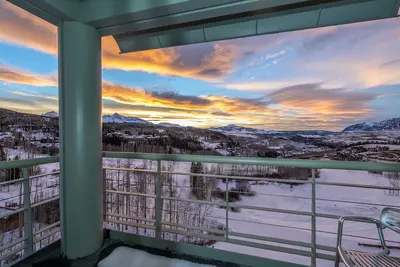 Image de Penthouse lumineux et ensoleillé avec une vue imprenable