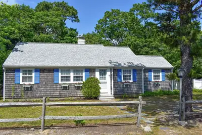 Image de Maison de 4 chambres soignée, propre et abordable à West Dennis!