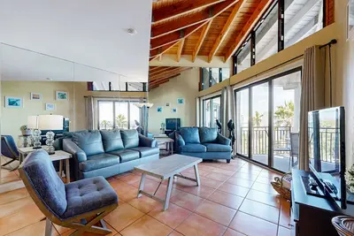 Image de Condo en bord de mer coloré avec balcon et vue sur la mer et bain à remous / piscine / tennis communs!