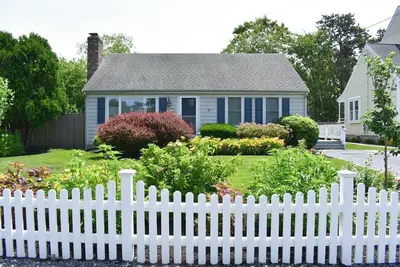 Image de 20 Ocean Dr- Une maison chaleureuse, accueillante et propre! . 3 miles de la plage.