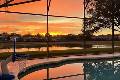 Image de Superbe villa de 4 chambres à Orlando, S / W face à la piscine avec vue sur le lac près de Disney