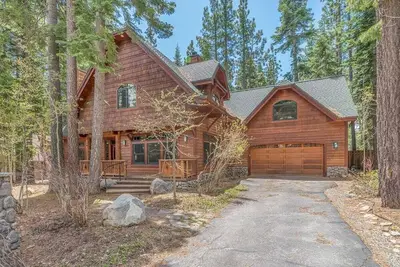 Image de Nouvelle inscription - Grande maison avec salle de jeux et spa! Près du lac et chien bienvenus!