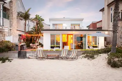 Image de Oceanfront + Classic + Élégant maison de plage unifamiliale. Pas de promenade folle = calme!